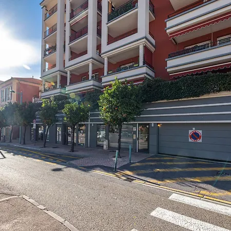 Bed and breakfast Intercontinental Superbe Avec Piscine 4*