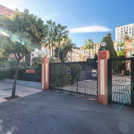 Intercontinental Superbe Avec Piscine Bed and breakfast Menton